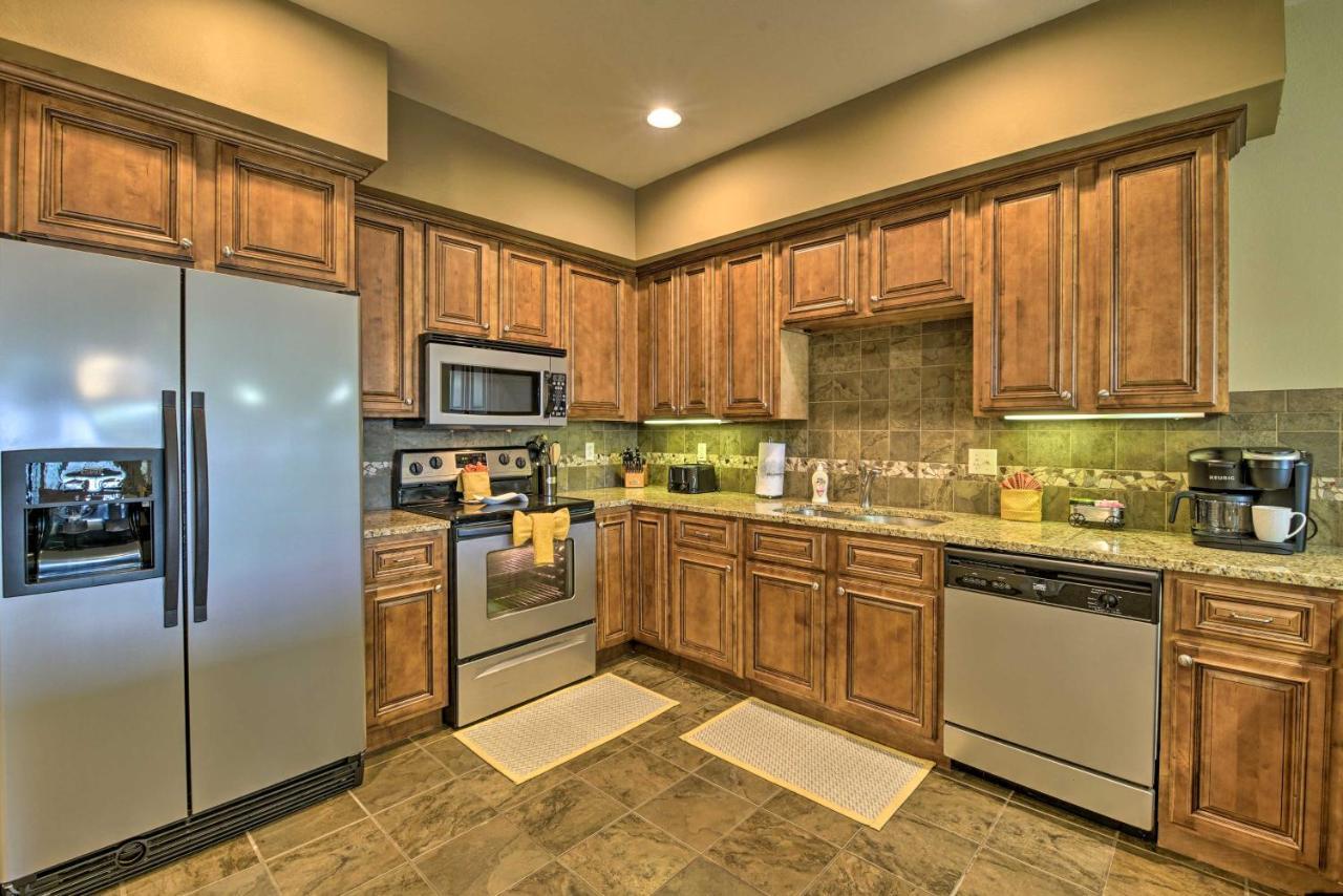 Inviting Branson Condo With Outdoor Dining Area Екстер'єр фото